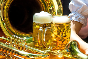 Maß Bier mit Blasinstrumenten