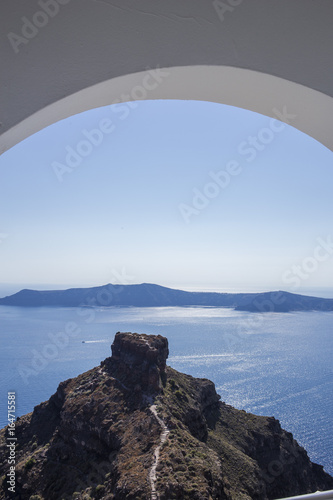 Fotografie, Obraz Vista desde la ventana de la Isla de Santorini