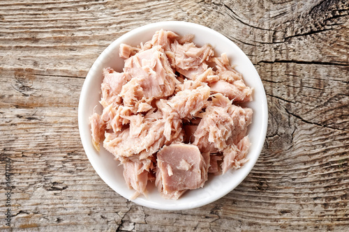 Cuadros en Lienzo Bowl of canned tuna, from above