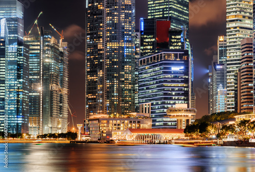 Photo Scenic glowing windows of skyscrapers at downtown of Singapore