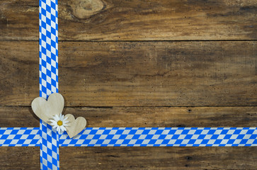 Wall Mural - Oktoberfest Dekoration Herzen auf Holz Hintergrund mit Raute Rahmen Blau-Weiß Bayerisch