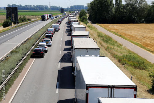 Fotomural Verkehrsstau mit Rettungsgasse