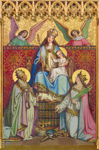 Fotografía KREMNICA, ESLOVAQUIA - 16 DE JULIO DE 2017: La pintura neogótica de la madera (Madonna, Santa Catalina y San Clemente) del altar lateral de la iglesia de Santa Catalina de Alejandría de Ferenc Storno (1885)