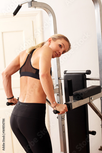 Blonde Frau Macht Fitness Zuhause Buy This Stock Photo And
