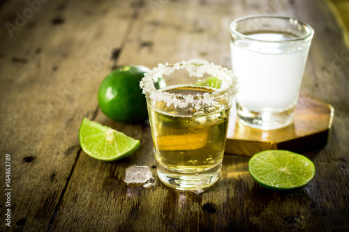 meksykanska-zlota-tequila-i-sok-z-limonki-na-drewnianym-stole