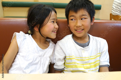 子供達 男女 児童 小学生 二人 ペア カップル 楽しい 笑顔 家族 アジア人 食育 レストラン 会話 Stock 写真 Adobe Stock