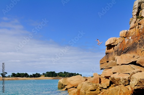 Un Jeune Garcon Saute Dans La Mer Depuis Le Haut Rocher Du Voleur A Port Blanc Penvenan Stock Photo Adobe Stock