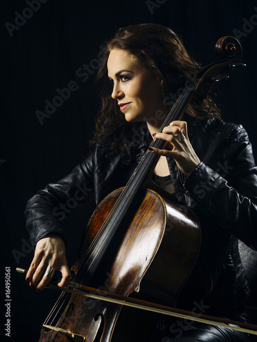 Zdjęcie XXL Atrakcyjny wiolonczelista gra na jej instrumencie