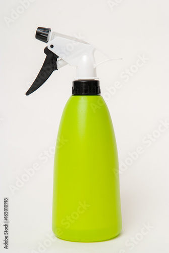 Plakat Bidon ze strumieniem wody do czyszczenia domu narzędzia na białym tle