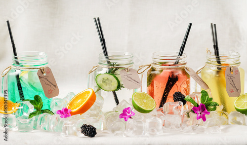 letnie-delikatne-lemoniady-ze-slomkami-i-owocami
