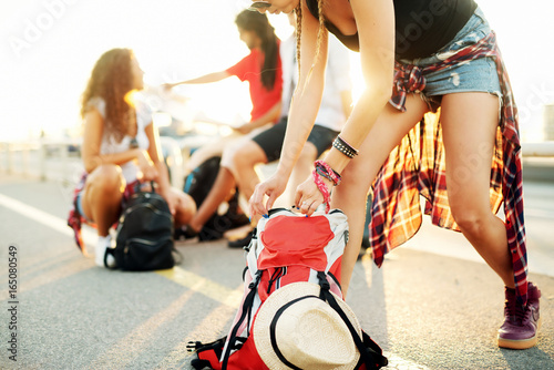 Plakat Młodzi ludzie turyści autostopem po drodze z plecakami