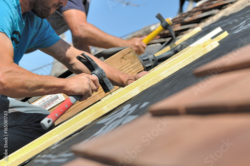 couvreurs clouant des lattes pour rénovation toiture Tableau sur Toile