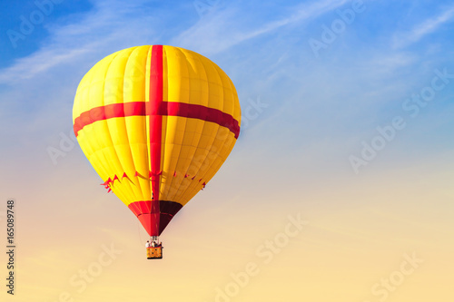 Plakat Yellow Flying Hot Air Balloon leisure activity in the sky działalność rekreacyjna.