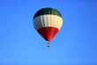 Kolorowy balon na gorące powietrze, na tle błękitnego nieba.