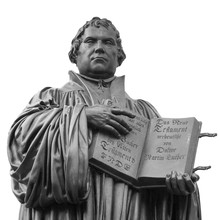 Lutherdenkmal In Der Lutherstadt Wittenberg, Reformator Martin Luther Mit Bibel