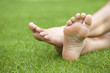 pieds nus couchés dans l'herbe verte