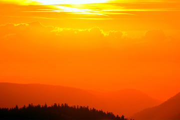 coucher de soleil sur les montagnes vosgiennes