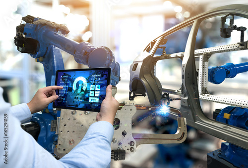 Fotografía Engineer hand using tablet with machine real time monitoring system software
