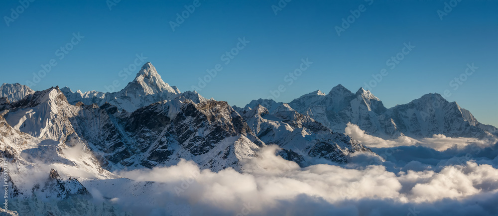 Great panoramic landscapes of the Himalayas in the Khumbu Valley in Nepal - obrazy, fototapety, plakaty 