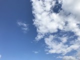 Fototapeta Niebo - Wolken vor blauem Himmel