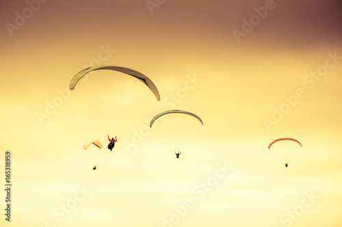 Fotografía Colorful hang glider/paraglider against the colorful sunset sky