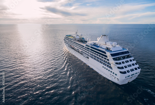 Fotografía Aerial view of cruise liner sailing in the open sea at sunset