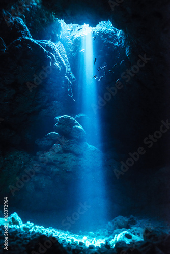 Dekoracja na wymiar  promienie-slonca-do-podwodnej-jaskini