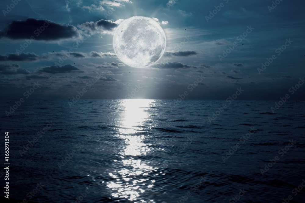 anochece en el mar con la luna y el cielo - obrazy, fototapety, plakaty 