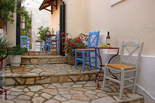 wino-i-winogrona-na-stole-parga-grecja