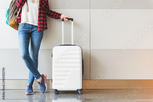 Fotomural Young woman wearing casual clothes is posing at airport