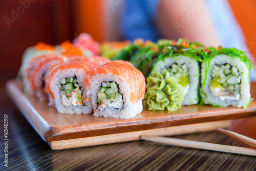 Fotografía Sushi rollos sobre la mesa