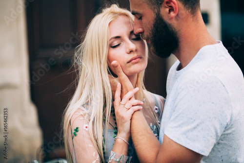 Zdjęcie XXL Blondynka i Hipster przystojny mężczyzna z brodą, przytulanie i całowanie na ulicach miasta
