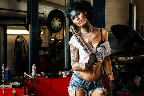 Plakat Kobieta mechanik w garażu