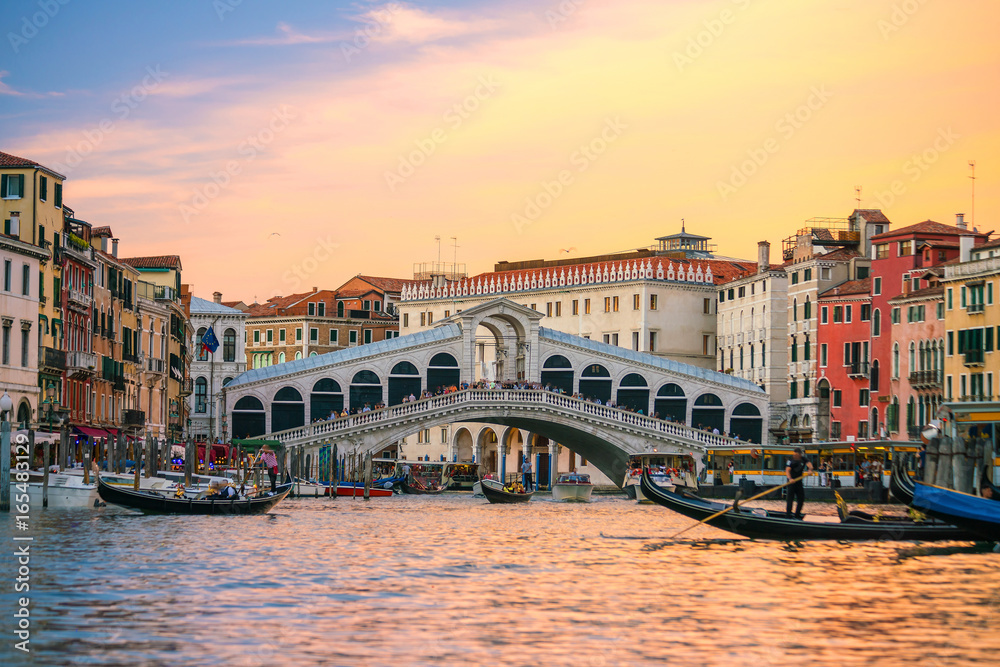 Rialto Bridge in Venice, Italy - obrazy, fototapety, plakaty 