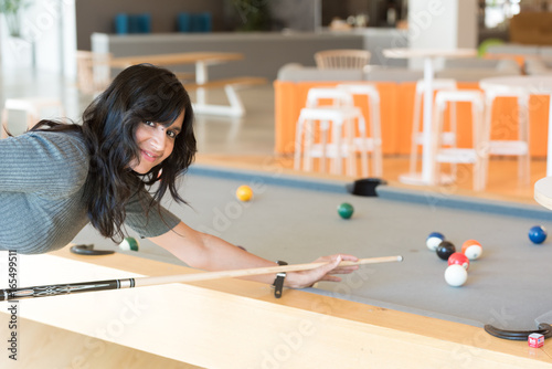 Zdjęcie XXL Biznes kobieta gra w bilard