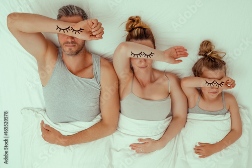 Zdjęcie XXL zmęczona rodzina w łóżku rodzice z córką