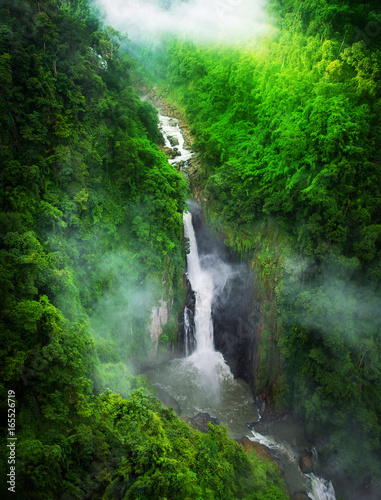 Dekoracja na wymiar  wodospad-w-lesie-tajlandia