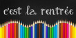 © Delphotostock - C'est la rentrée écrit sur sur une ardoise, crayons de couleurs en bois multicolores