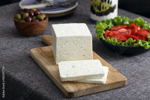 Fotografía Queso blanco en la mesa gris