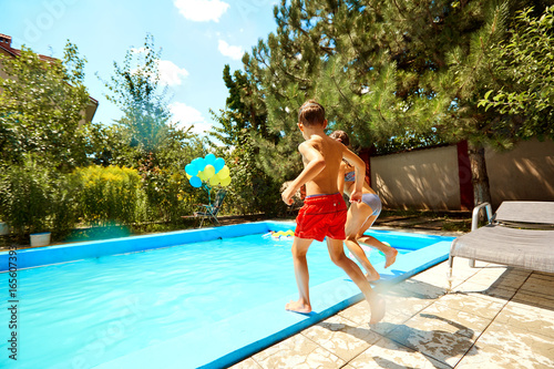 Zdjęcie XXL Dzieci latem wskakują do basenu.