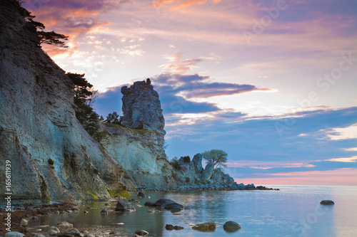 Fotografía limestone pillars raukars at Gotland, Sweden