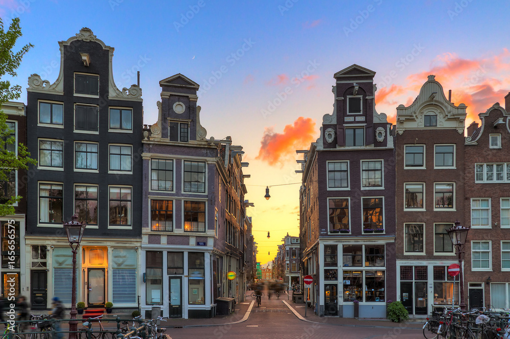 Obraz na płótnie Beautiful sunset at one of nine little streets in Amsterdam, the Netherlands
 w salonie