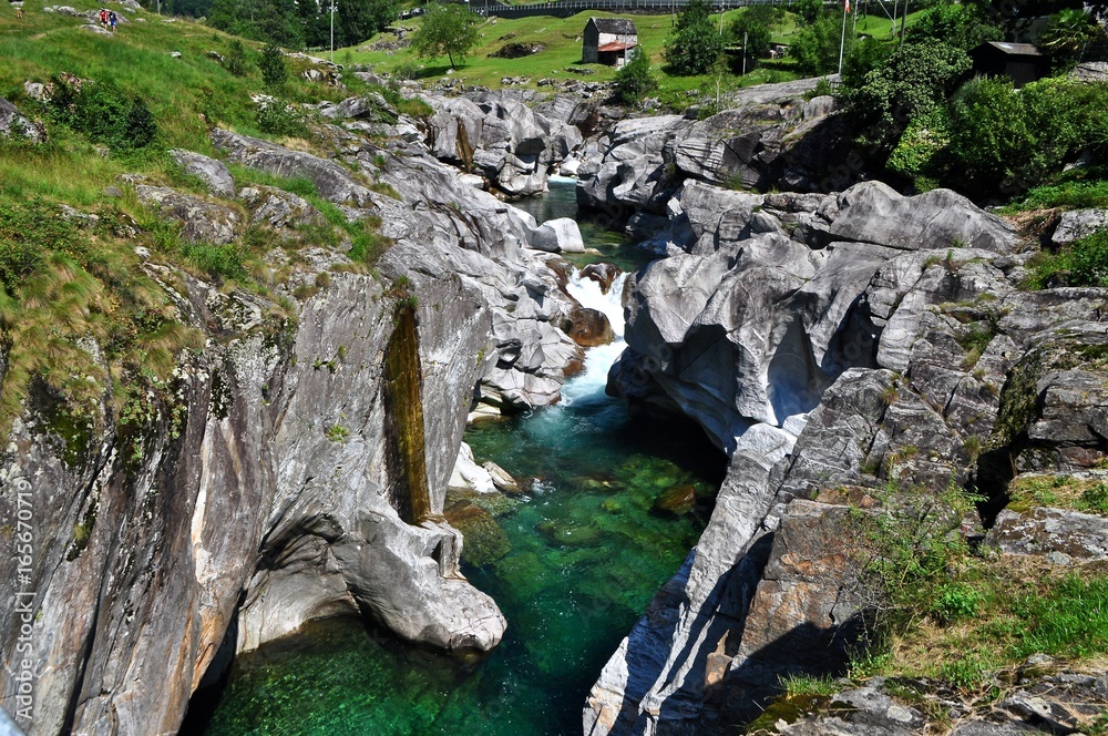fluss-verzasca-im-verzascatal-mit-t-rkis-klarem-wasser-und-mit-sch-nen