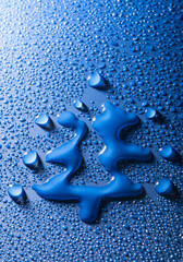 Wall Mural - a christmas tree shape between blue water drops