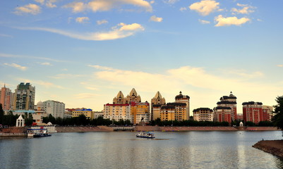 Skyline Astanas am Fluss Ischim