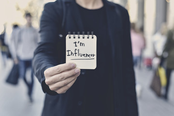 man and text I am influencer in a note