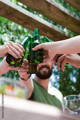 Plakat Piknikowy dzień z przyjaciółmi dopingującymi z butelkami piwa
