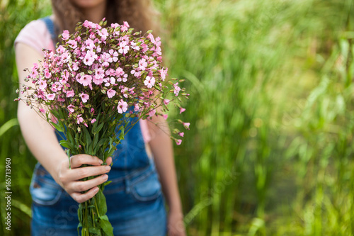 Woman Give Pink Flowers As Gift Happy Birthday Or Anniversary Concept Etc Stock Foto Adobe Stock