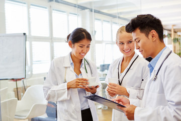 Wall Mural - Medizin Studenten besprechen die Therapie