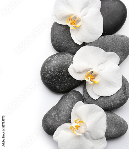 Dekoracja na wymiar  piekne-kwiaty-orchidei-z-kamieniami-na-bialym-tle
